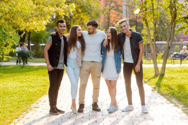 bir fotoğraf için poz arkadaşlar