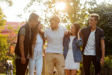 Arkadaş kucaklama ayakta