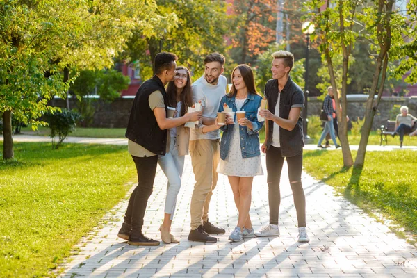 Des hipsters joyeux se promènent en ville — Photo