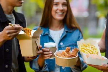 Gençler hızlı yemek yeme