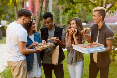 Arkadaşının bir pizza partisi