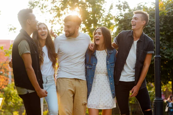 Mutlu kalabalık şehirde yürüyüş