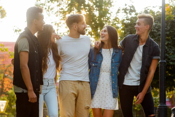 Park'ta yürüyordunuz üniversite arkadaşları