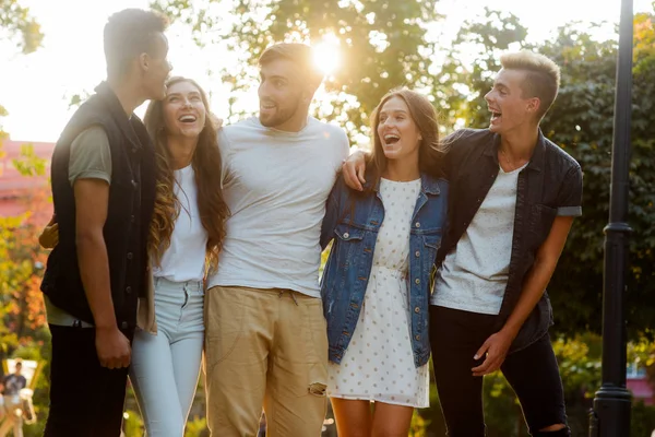 Sarsak beraber eğleniyor