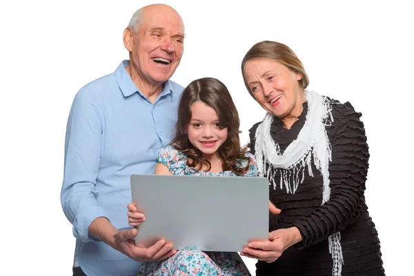 La familia se ríe viendo videos divertidos — Foto de Stock