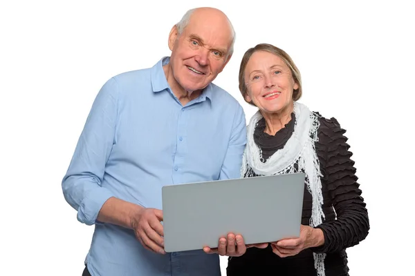 Pensionati che utilizzano un taccuino — Foto Stock