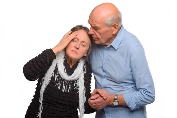 Man ondersteunt zijn lijden echtgenoot — Stockfoto