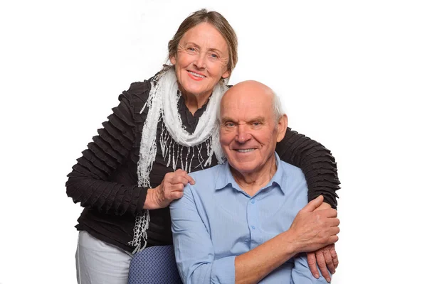 Oma omarmt haar echtgenoot — Stockfoto