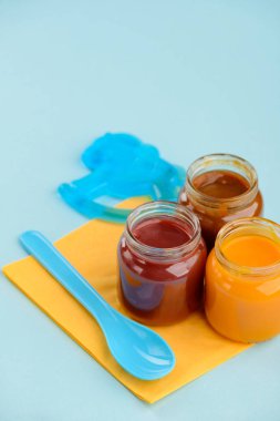 Bebek maması, teether ve kaşık