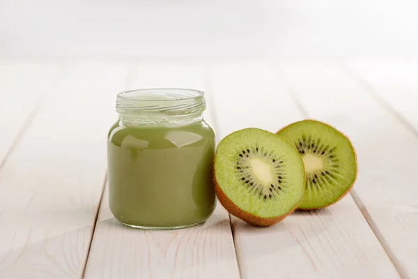 El Jugo De Kiwi Y La Rebanada De Kiwi Fresco Son Deliciosos Fotografia De Stock C Seagamess Depositphotos
