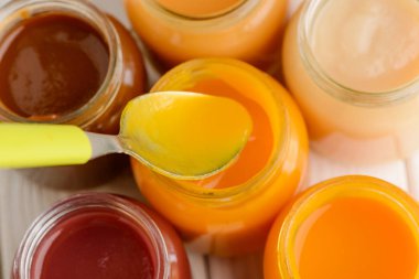 Püre ve kaşık kavanoz