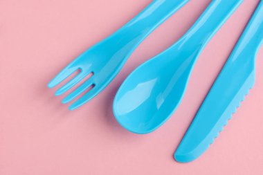 Mavi bıçak, kaşık ve çatal
