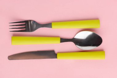 Plastik kulplu çelik çatal bıçak takımı