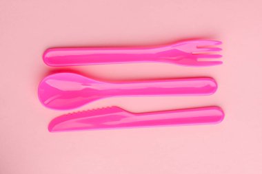 Parlak plastik çatal bıçak seti