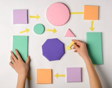 Kağıt rakamlar koyarak eller