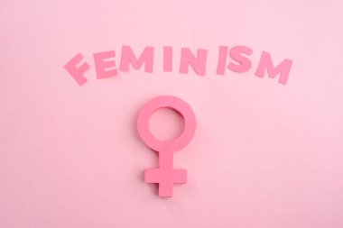 Feminizm yazı ve kadın işaret