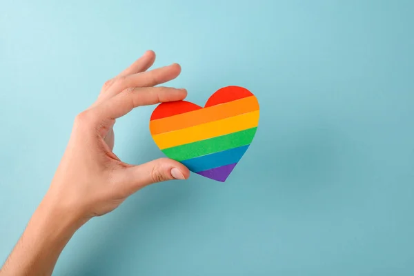 虹の心を持っている手 — ストック写真