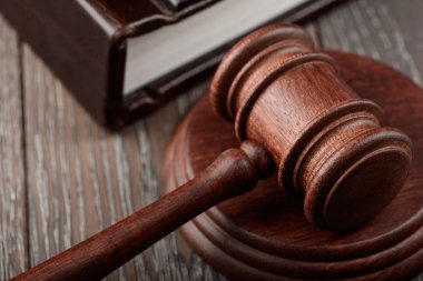 Yargıçlar tokmak üzerinde Kapat