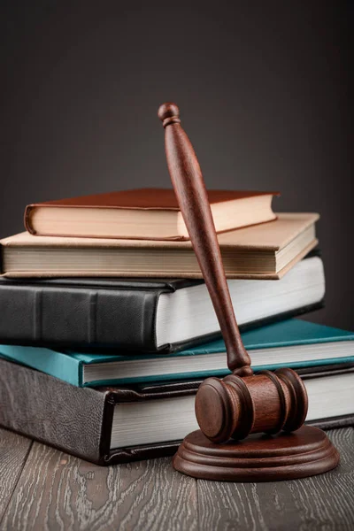 Gavel e pilha de livros — Fotografia de Stock