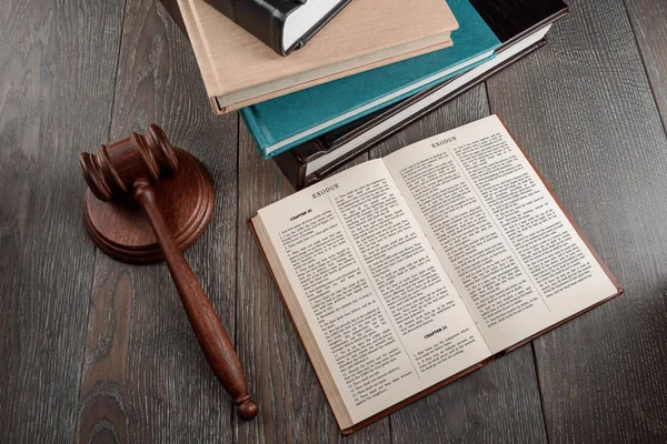 Heilige Bibel und Hammer — Stockfoto