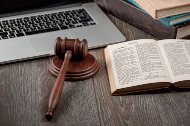 Dizüstü bilgisayar, tokmak ve Holy Bible