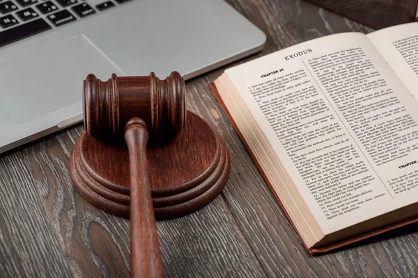 Richtergabel, Laptop und Bibel — Stockfoto