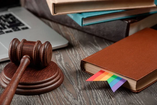 Gavel, livro com arco-íris — Fotografia de Stock