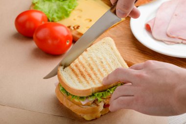 Adam bir sandviç keser