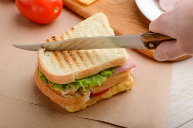 Adam bir sandviç kesme