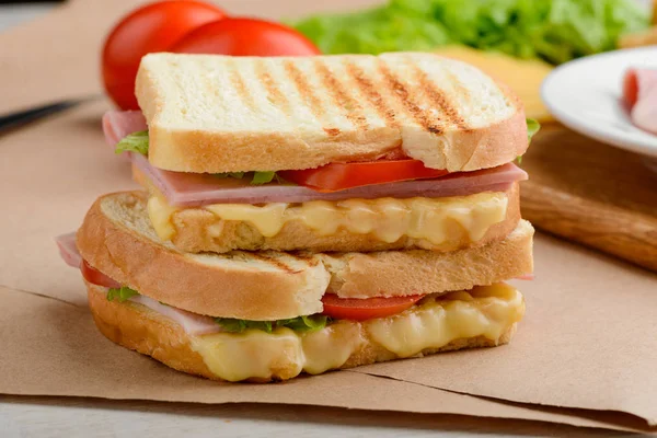 Sandwiches mit Schinken, Salat, Tomaten — Stockfoto
