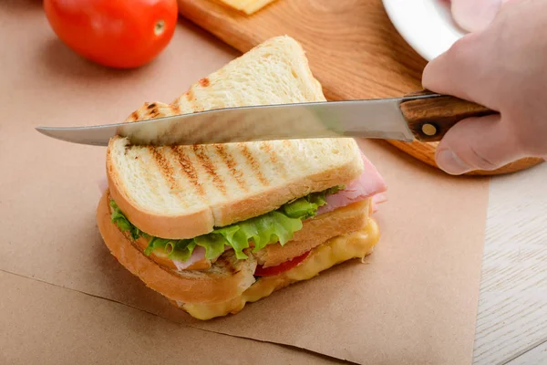 Adam bir sandviç kesme