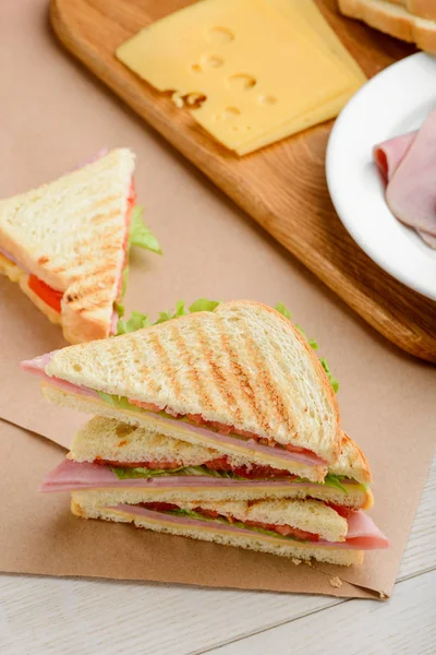 Att göra grillad smörgås trianglar — Stockfoto
