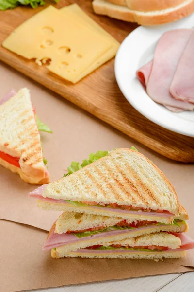 Sandwich-Dreiecke und Zutaten — Stockfoto