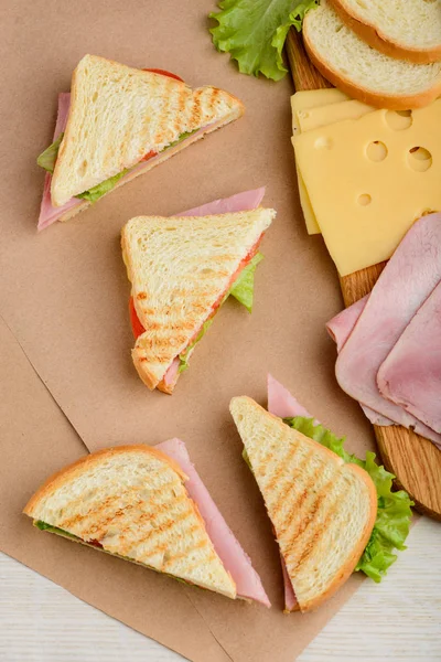 Draufsicht auf Sandwich-Dreiecke — Stockfoto