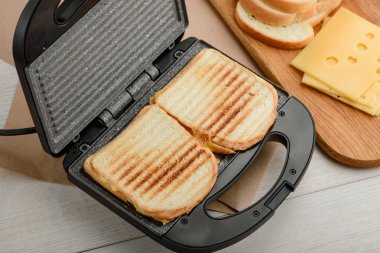 Panini basında ızgara sandviç