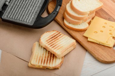 İki taze ev yapımı sandviçler