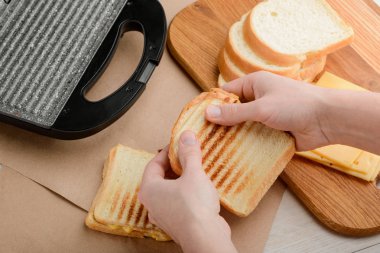 Sıcak sandviç tutan adam