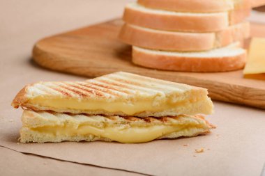 Kaşar Peynirli sandviç üçgenler