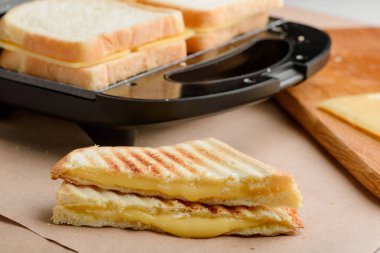 Peynir sızmaya ile ızgara sandviç