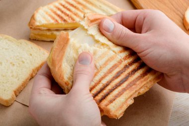 Adam bir sandviç parçalıyor