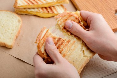 Bir sandviç parçalıyor eller