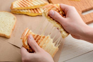 Bir sandviç yırtılma eller