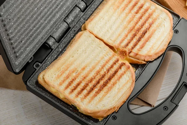 Gegrillte Sandwiches in der Panini-Presse — Stockfoto