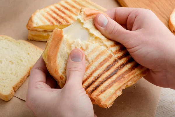 Bir sandviç yırtılma eller