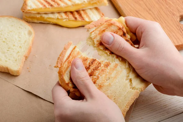 Bir sandviç parçalıyor eller