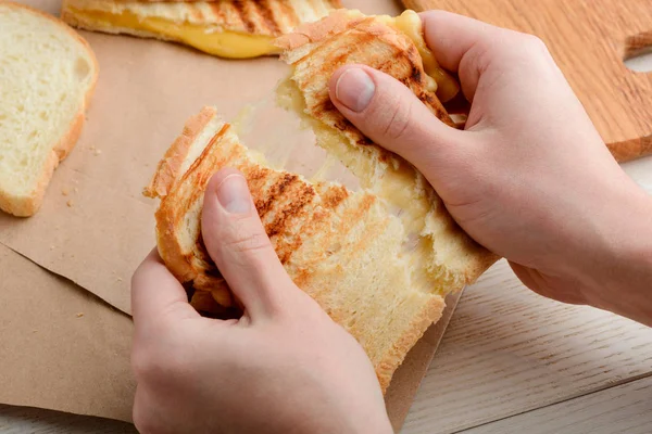 Adam bir sandviç yırtılma