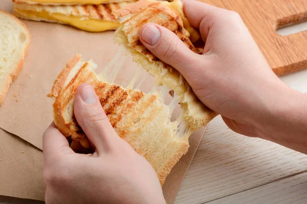 Adam bir sandviç yırtılma