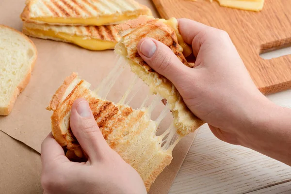 Adam bir sandviç yırtılma