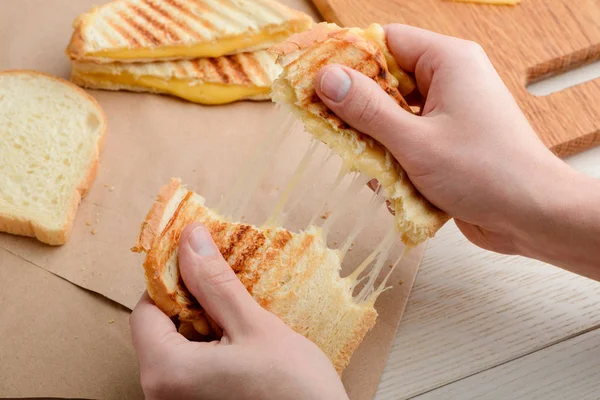 Bir sandviç yırtılma eller