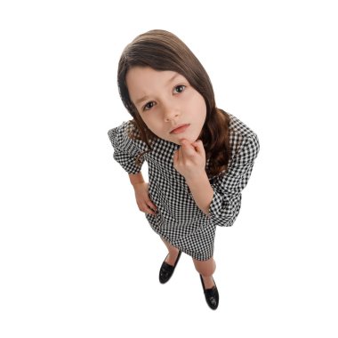 düşünceli bakışla küçük kız